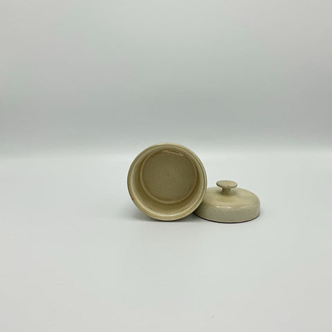 Ceracron Melitta Holstein sugar bowl with lid in beige, inside of the pot