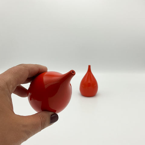 Vintage Laurids Lonbørg Pepper and salt containers in onion shape. Orange red melamine resin