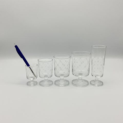 luminarc cavalier glasses with starry patter, pen for reference